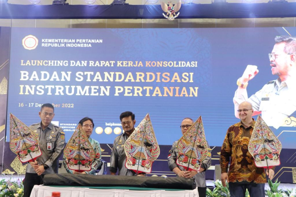 From left to right: Prof. Fadjry Djufry - ad interim DG of IAARD, Dr. Kukuh S. Achmad, Head of the national standardization agency, Minister of Agriculture Prof. Dr. Syahrul Yasin Limpo, SH. MH., MSi., Secretary General of Ministry of Agriculture, Dr. KasdiSubagyono, Dr Jean-Marc RODA, Cirad Regional Director © MoA